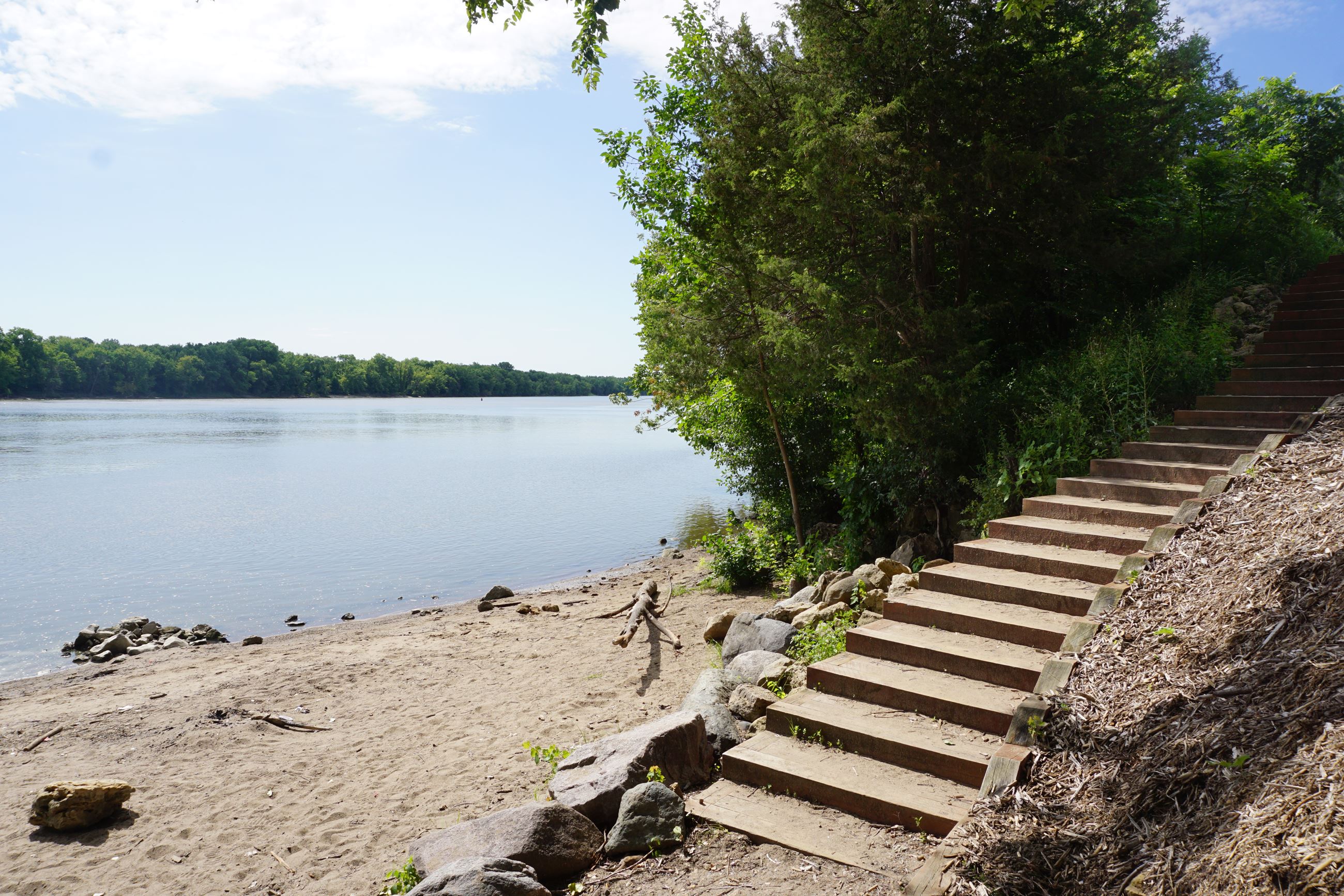 Stairs to the river at River Front Park
